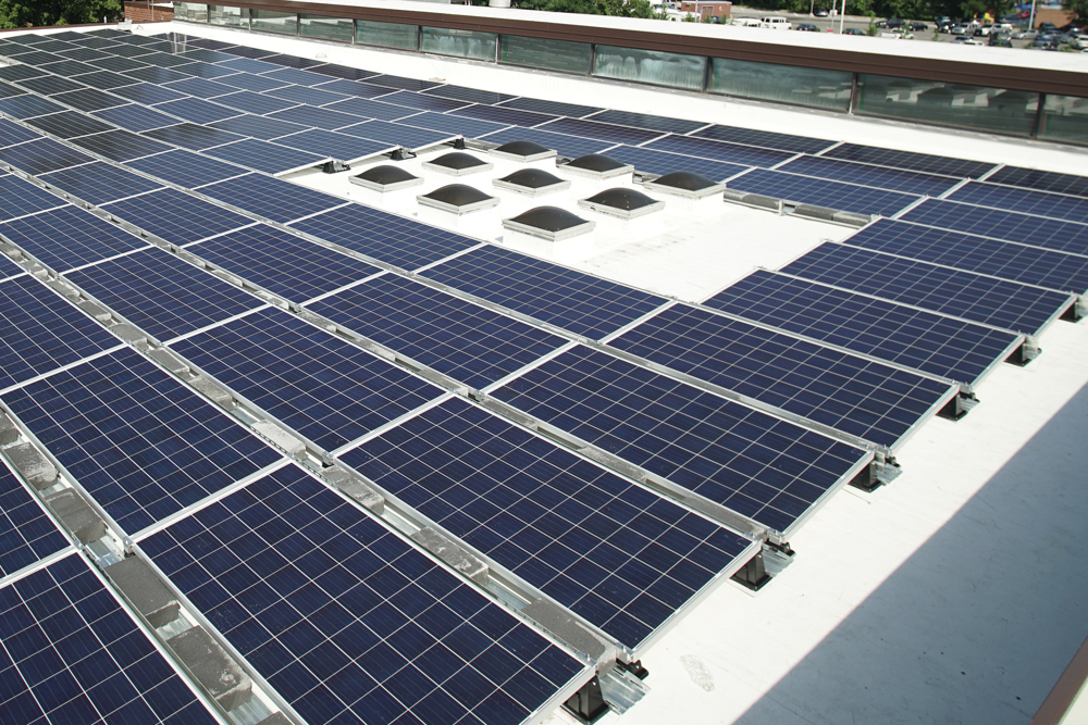 Usina solar em telhado comercial